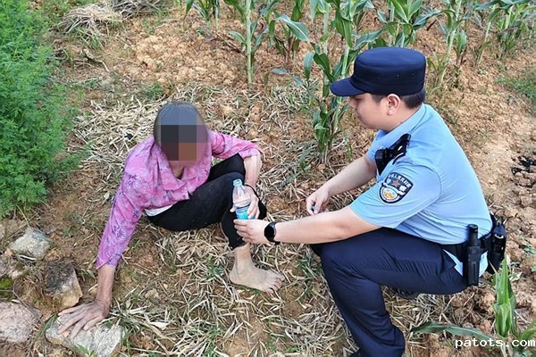 民警拿矿泉水给老人解渴。_副本.jpg 民警拿矿泉水给老人解渴。_副本.jpg